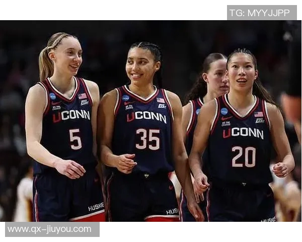 佩奇携女友与队友重返母校共同庆祝NCAA冠军戒指荣耀时刻 佩奇携女友与队友重返母校共同庆祝NCAA冠军戒指荣耀时刻