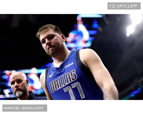 东契奇背打博格丹遭遇撞击疑似小腿受伤引发关注