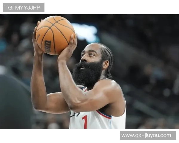 哈登半场表现抢眼却难阻球队落后正负值惨淡显示困境