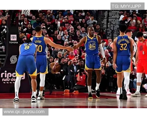 库里父子现场观战独行侠比赛克莱却在场外引发热议